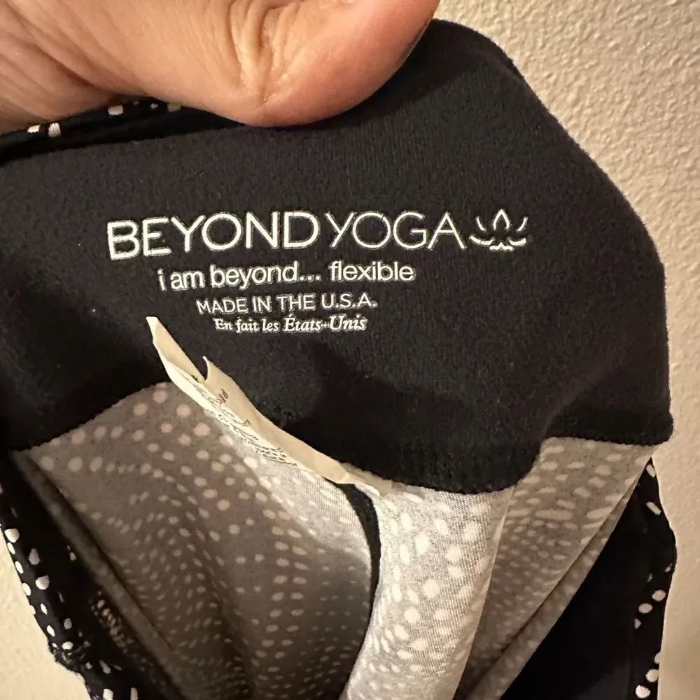 Beyond Yoga Lux Print Capri Legging in Swirling Dot Sz. M